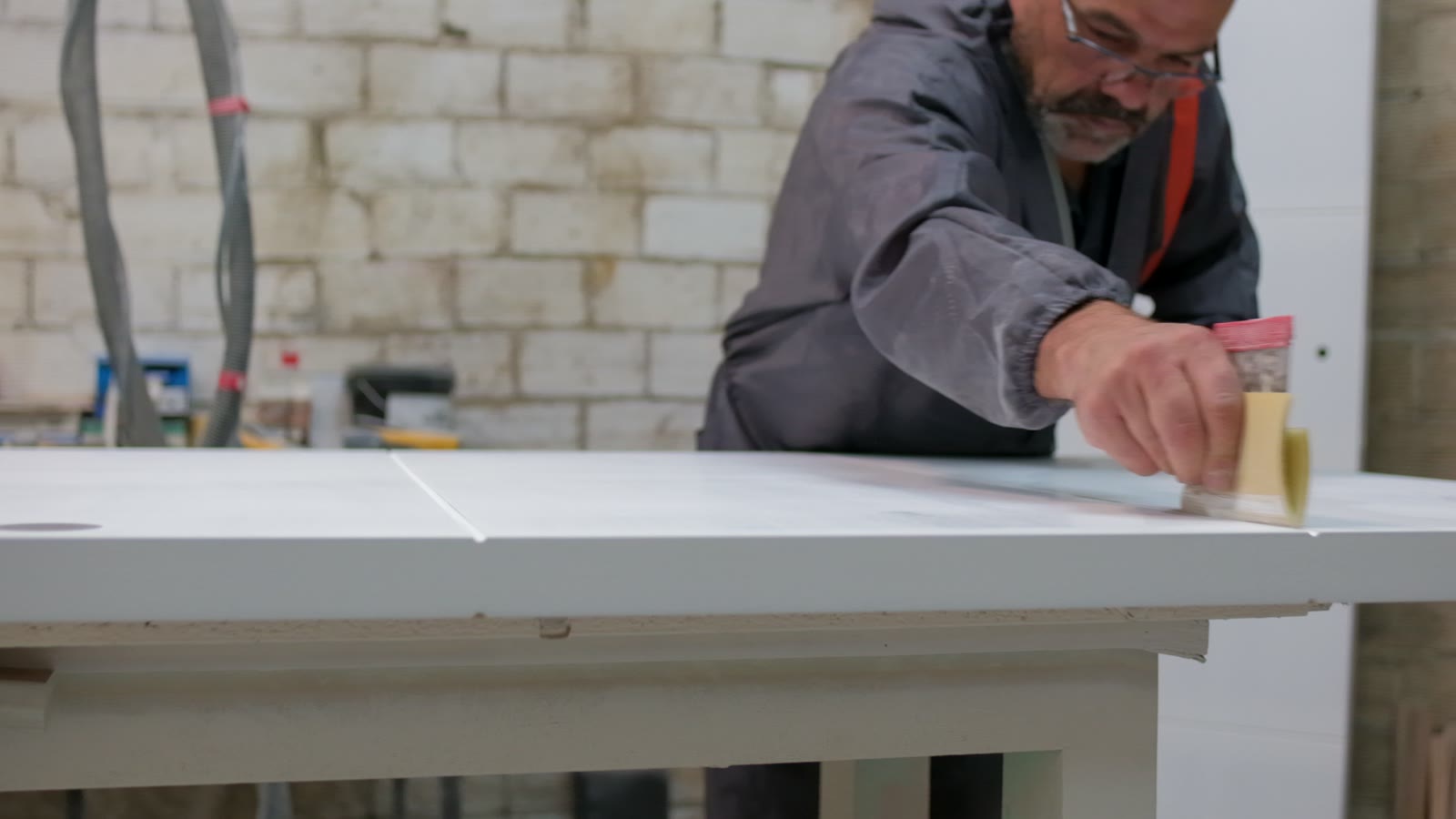Preparación de una puerta blanca en el taller